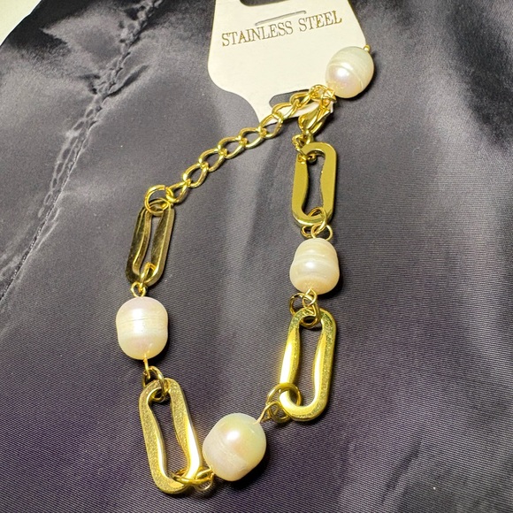 Elegant Gold and Pearl Bracelet - Picture 7 of 8